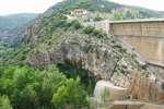 La Tajera: Muro de la presa apoyándose a contrabuzamiento