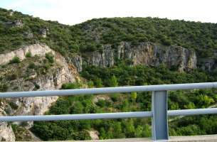 La Tajera: Muro del embalse a contrabuzamiento calizas Cretácico