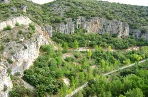 La Tajera: Muro del embalse a contrabuzamiento calizas Cretácico