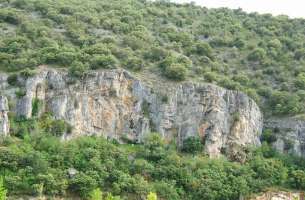 La Tajera: Muro del embalse a contrabuzamiento calizas Cretácico