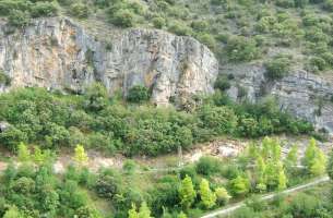 La Tajera: Muro del embalse a contrabuzamiento calizas Cretácico